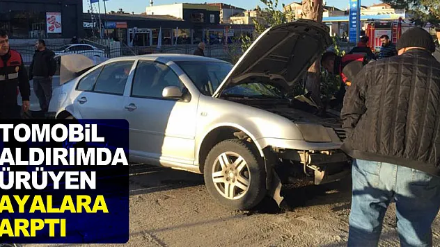 Otomobil kaldırımda yürüyen yayalara çarptı:3 yaralı