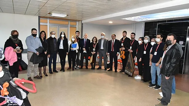 OMÜ Tıp Fakültesi Hastanesi'ne gönüllüler neşe yaydı