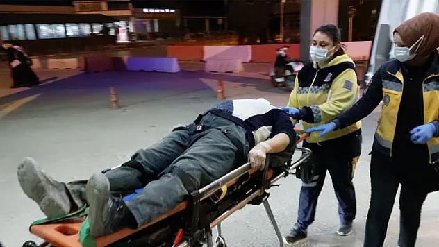 Kamyonetten düşen inşaat işçisi hastanelik oldu