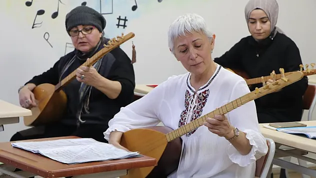 Bu kursta 7'den 70'e herkes bağlama öğreniyor