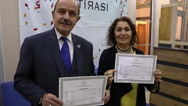 Biri 71, diğeri 67 yaşında lise diploması aldı