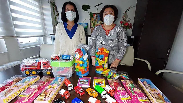 Mahkemelik oldukları kişiyle çocuk yuvasına 'oyuncak' alarak uzlaştılar