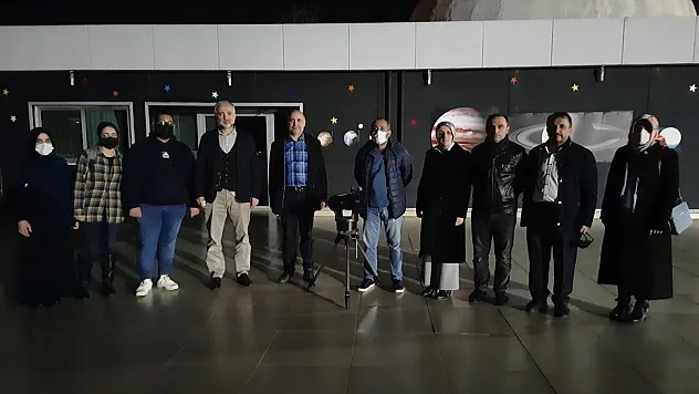 Ay, Satürn ve Jüpiter'i teleskopla gözlemlediler