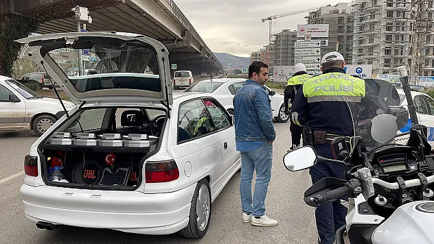 Samsun'da 'modifiye araç' denetiminde 14 sürücüye para cezası verildi