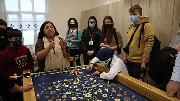 Yurt dışından gelen öğrenci ve öğretmenler Türk el sanatlarını inceledi