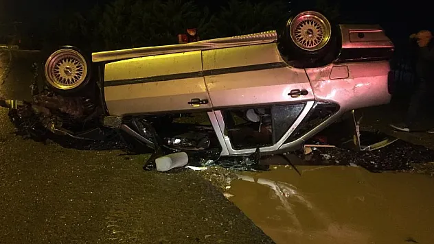 Refüje çarpan otomobil sürücüsü hayatını kaybetti