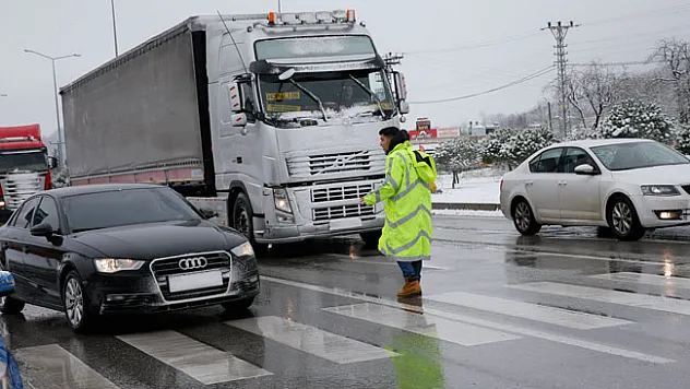Samsun'da polisler kazalardan dolayı trafiğin aksamaması için yoğun mesai harcadı