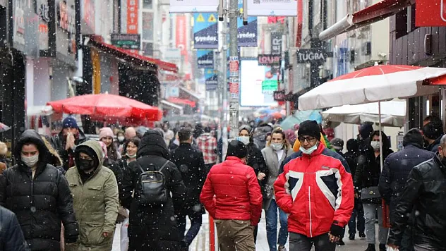 Samsun şehir merkezinde aralıklarla kar yağışı