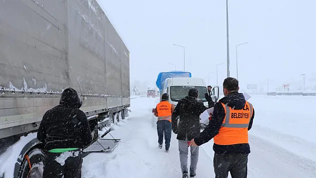 Samsun'da karda yolda kalanlara kumanya