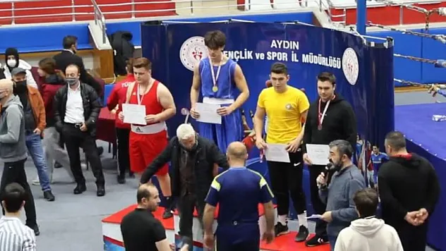 4 maçı nakavtla kazandı, Türkiye şampiyonu oldu