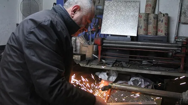 Babadan kalma 'tenekecilik' mesleğini yaşatıyor