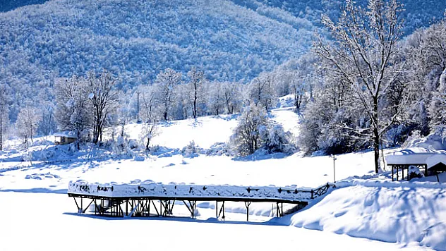 Samsun'da Ladik Gölü'nün yüzeyi buzla kaplandı