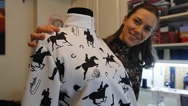 Kendisi için diktiği binici kıyafetleri beğenilince tasarımcı oldu