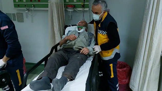 Çıktığı ahşap merdiven kırılınca hastanelik oldu