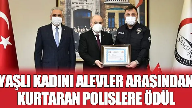 Yaşlı kadını alevler arasından sırtında taşıyarak kurtaran polislere ödül
