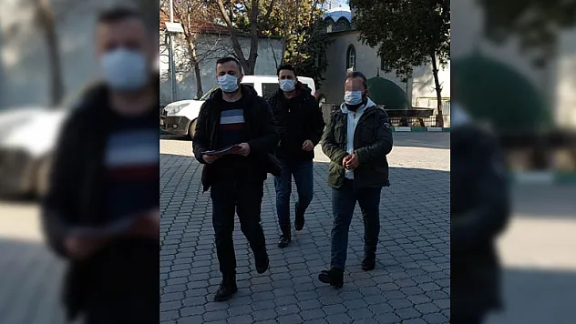 Karısının boğazına bıçak dayayıp boynundaki altını aldığı iddia edilen kocaya adli kontrol