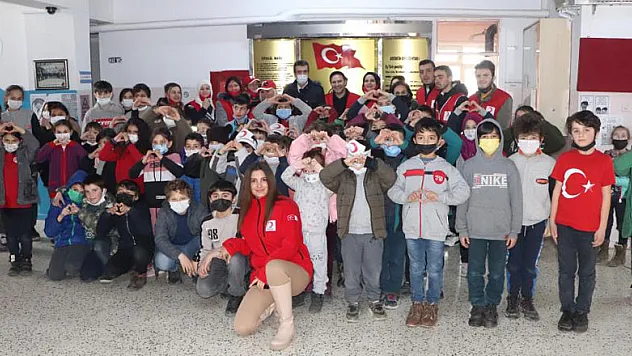 Samsun'da yürek ısıtan destek: 600 test kitabını okula bağışladılar
