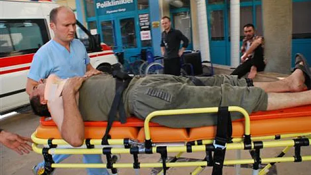 Erik toplamak için çıktığı çatıdan düştü