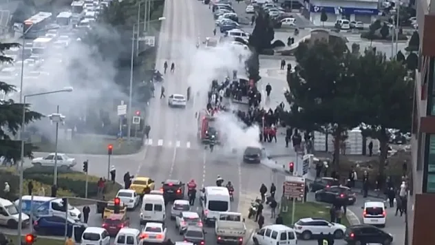 Samsun'da seyir halindeyken yangın çıkan otomobil kullanılamaz hale geldi
