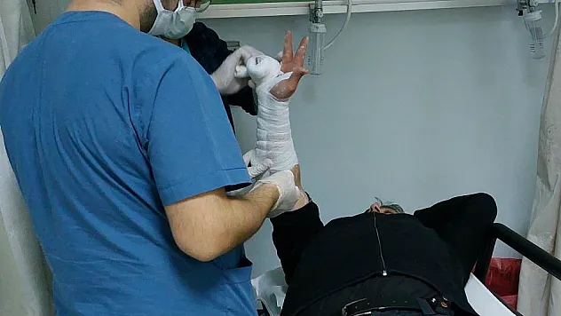 Hayatını kurtaran 3 polis memurunu hastanelik etti