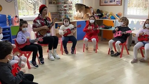 Minikler ukulele öğrenip türküler söylüyor