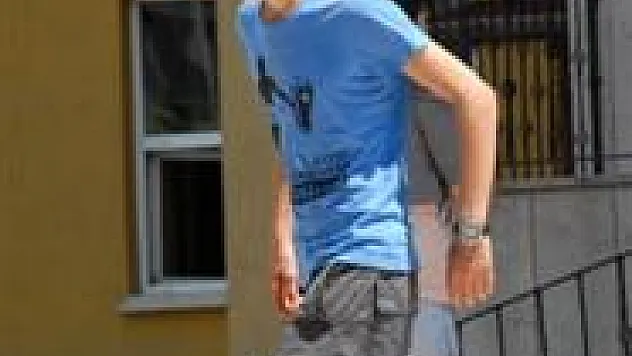 Araçlara Zarar Verdiği İddia Edilen Genç Gözaltına Alındı