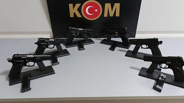 Otobüsteki yolcunun sırt çantasından 6 tabanca ele geçti