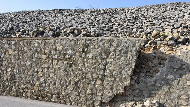 Samsun-Sinop karayolunda istinat duvarı yıkıldı