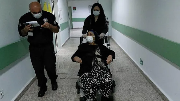 Annesini hastanede darp etti