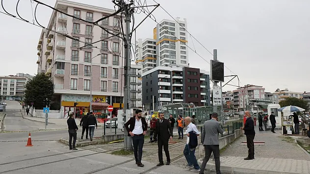 Vinç tramvay hattının elektrik telini kopardı, seferler aksadı