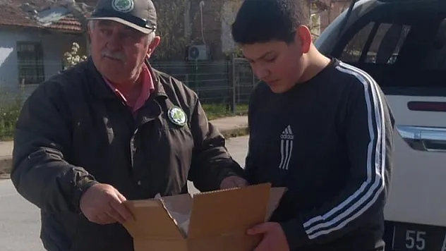 Yaralı halde bulduğu sincabı görevlilere teslim etti