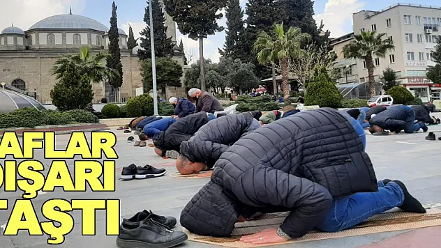 Ramazan'ın ilk cuması saflar dışarı taştı