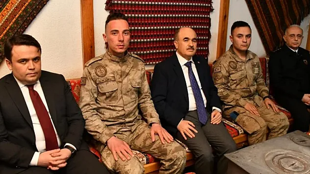 Vali Dağlı, Mehmetçikle iftar yaptı, asker ailesiyle görüntülü görüştü 