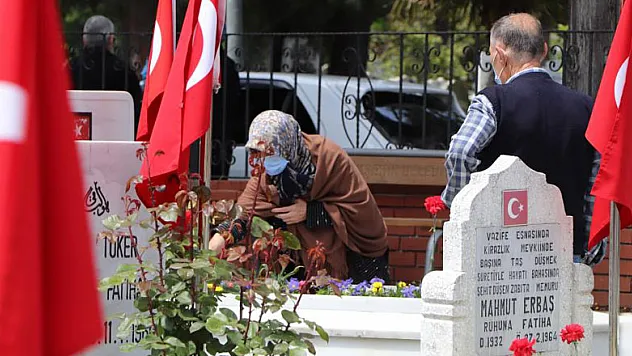 Şehitlikte buruk bayram