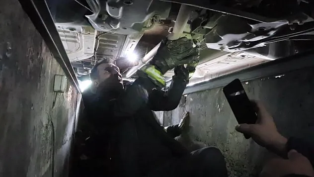 Otomobilin altına giren kediyi itfaiye kurtardı