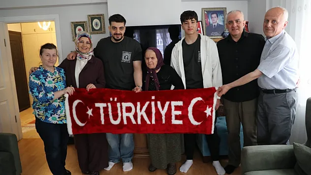 90 Yaşındaki Şehit annesini duygulandıran bayram ziyareti