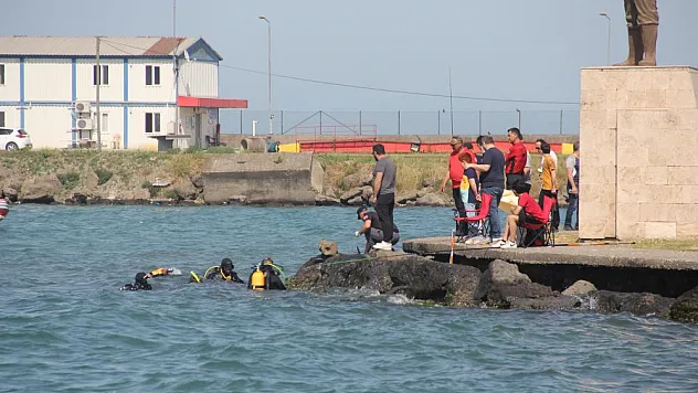 Dalgıçlar denizden atık topladı