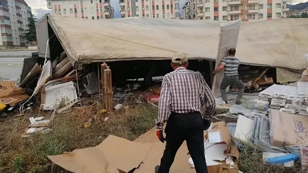 Tosya'da tır devrildi, sürücü yaralandı