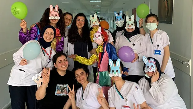 Ebelik bölümü öğrencilerinden hastanede yatan çocuklarla moral