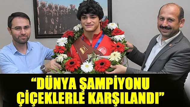 Dünya şampiyonu güreşçi çiçeklerle karşılandı