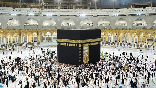 Kabe'nin etrafındaki bariyerler 2,5 yıl sonra kaldırdı