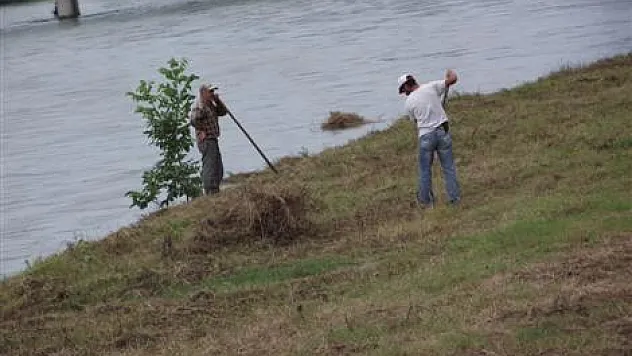 Bir Yandan Temizliyor, Bir Yandan Kirletiyorlar