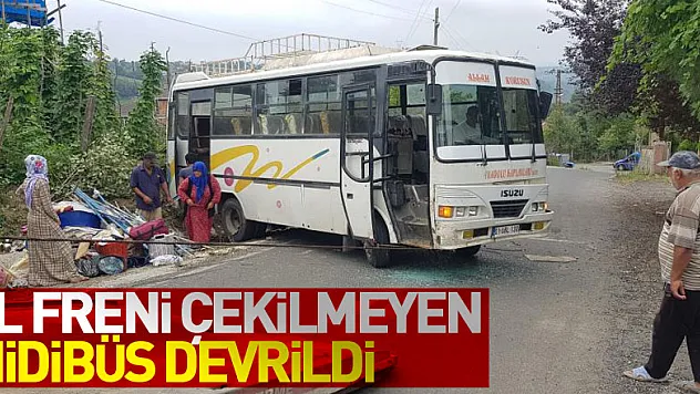 El freni çekilmeyen midibüs devrildi