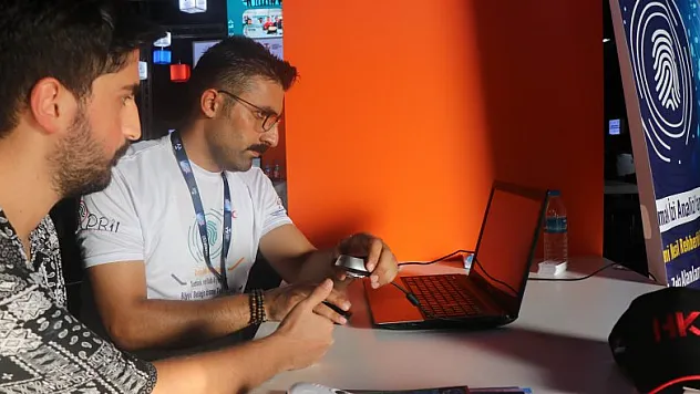 Parmak izinden çocukların öğrenme karnesini çıkartıyorlar