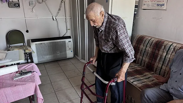 93 yaşındaki Niyazi Vural eski çay ocağında yaşam mücadelesi veriyor