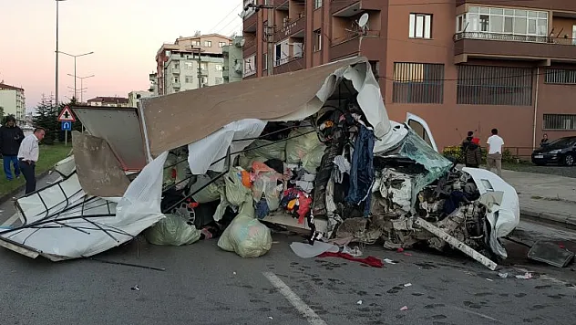 Elektrik direğine çarpan kamyonet hurdaya döndü: 1 ölü, 1 yaralı