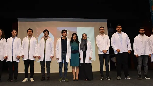 Yeni tıbbiyeliler önlük giydi