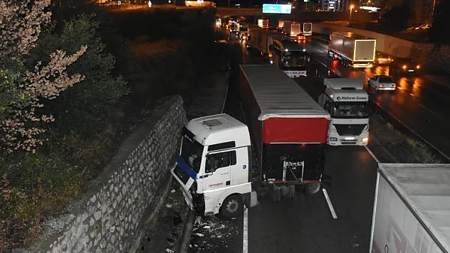 Tosya'da 6 tırın karıştığı zincirleme kaza: 1 yaralı