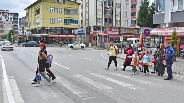 Tekkeköy'de zabıta okul önlerinde, çocuklar güvende