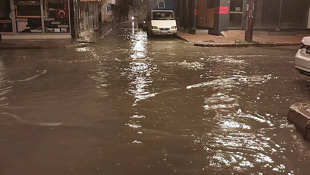 Samsun'un Bafra ilçesinde sağanak hayatı olumsuz etkiledi